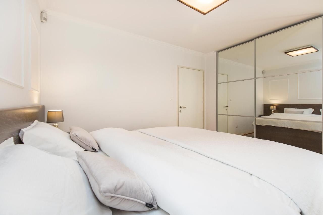 Apartment Parentium Porec Bagian luar foto