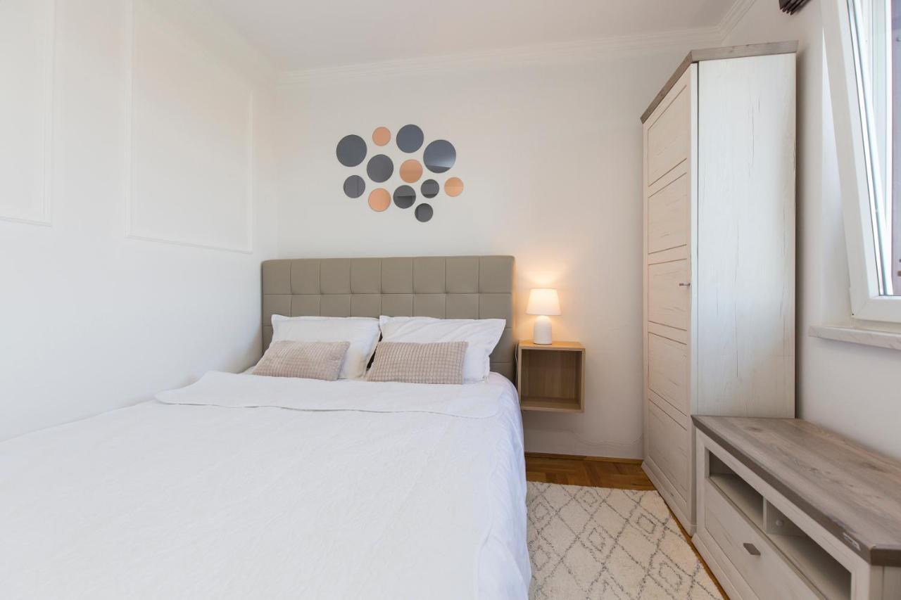 Apartment Parentium Porec Bagian luar foto